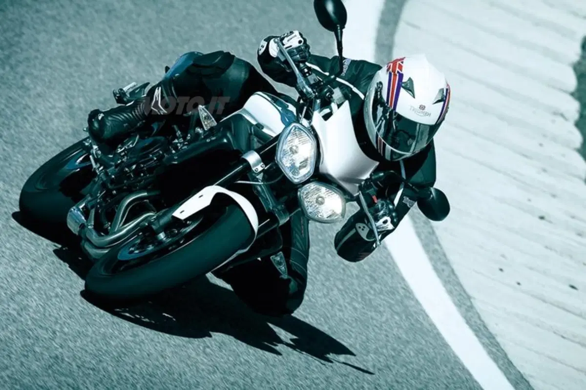 Triumph Street Triple 2012 standard e R. Le prime immagini (15)