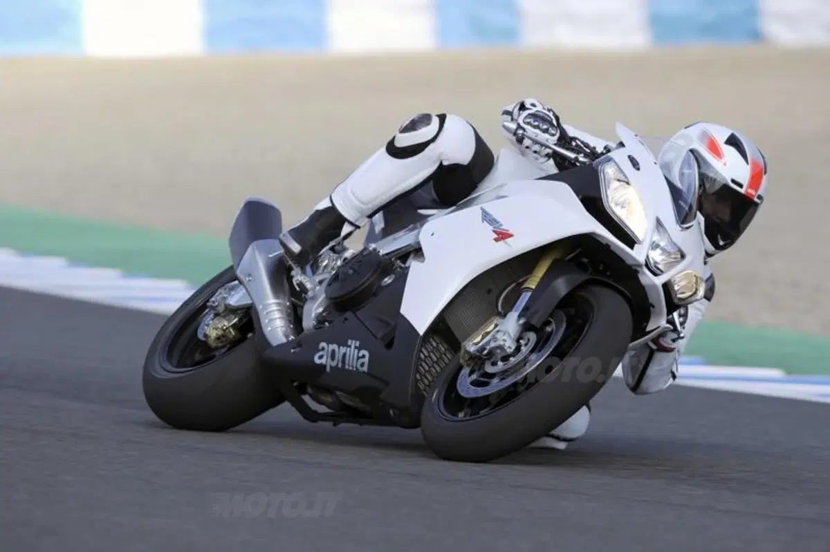 Aprilia RSV4 R APRC e RSV4 Factory APRC 2011 (2)