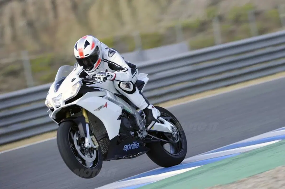 Aprilia RSV4 R APRC e RSV4 Factory APRC 2011 (3)