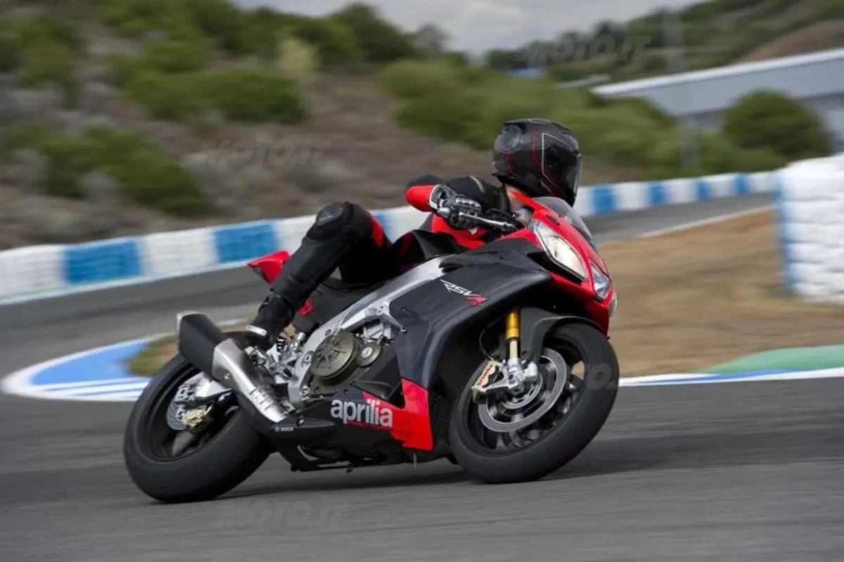 Aprilia RSV4 R APRC e RSV4 Factory APRC 2011 (5)