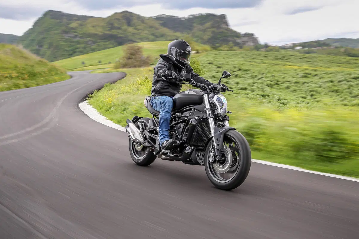 Benelli 502c arriva nelle concessionarie (5)