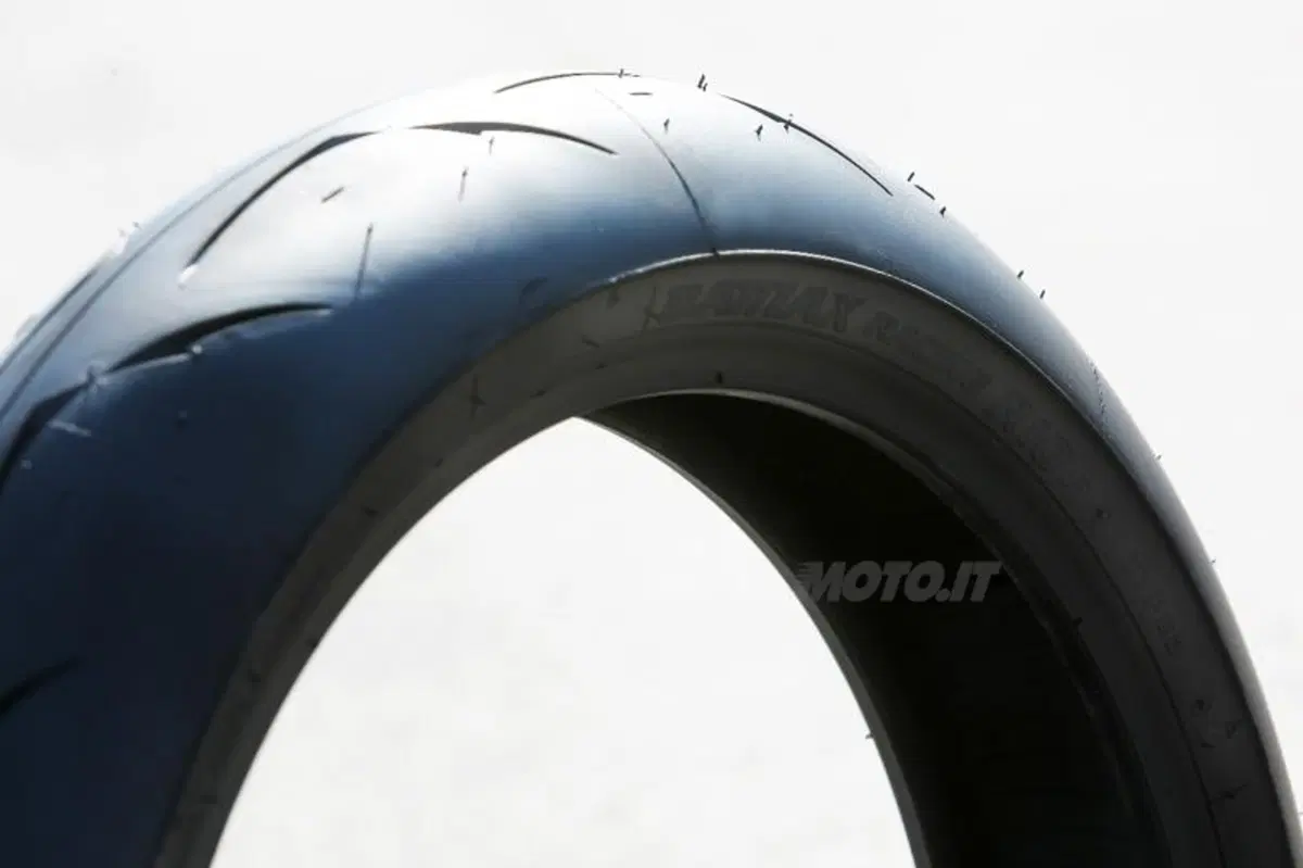Test: Bridgestone Battlax BT-016 Pro Hypersport e Battlax Racing R10