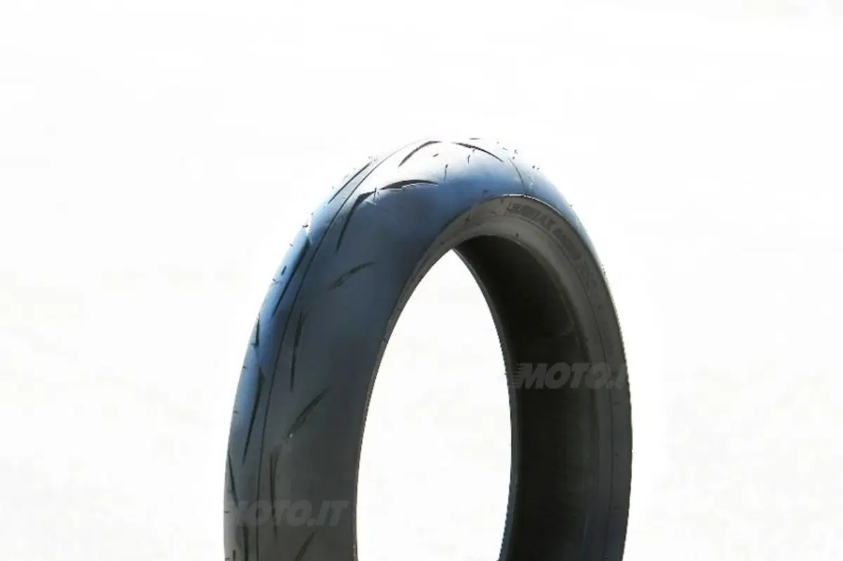 Test: Bridgestone Battlax BT-016 Pro Hypersport e Battlax Racing R10 (2)