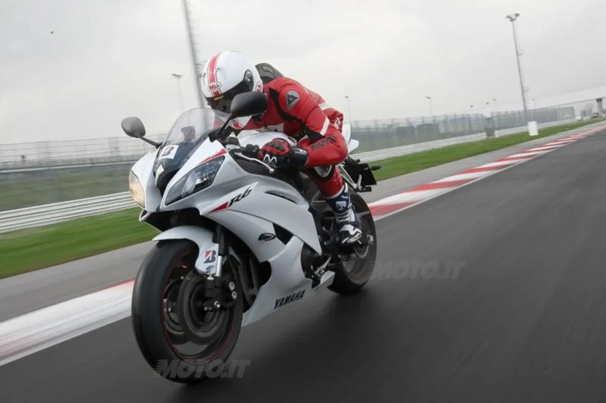 Test: Bridgestone Battlax BT-016 Pro Hypersport e Battlax Racing R10 (8)