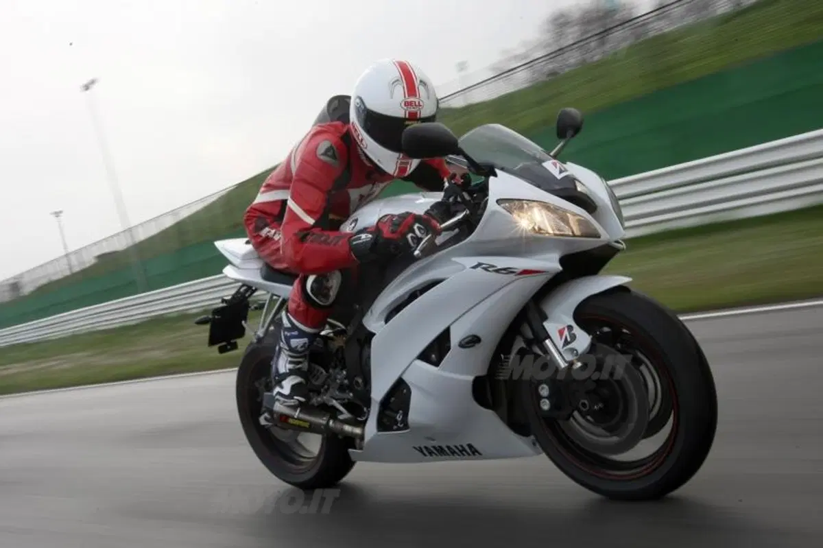 Test: Bridgestone Battlax BT-016 Pro Hypersport e Battlax Racing R10 (9)