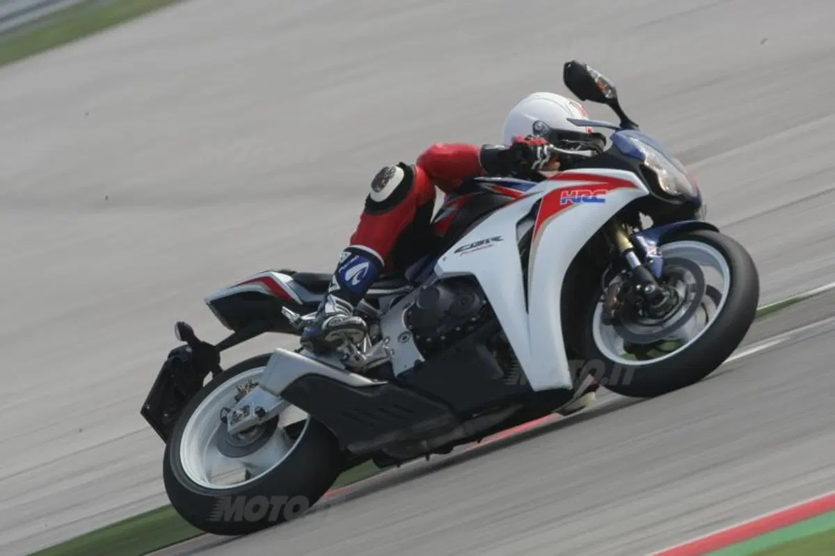 Test: Bridgestone Battlax BT-016 Pro Hypersport e Battlax Racing R10 (14)
