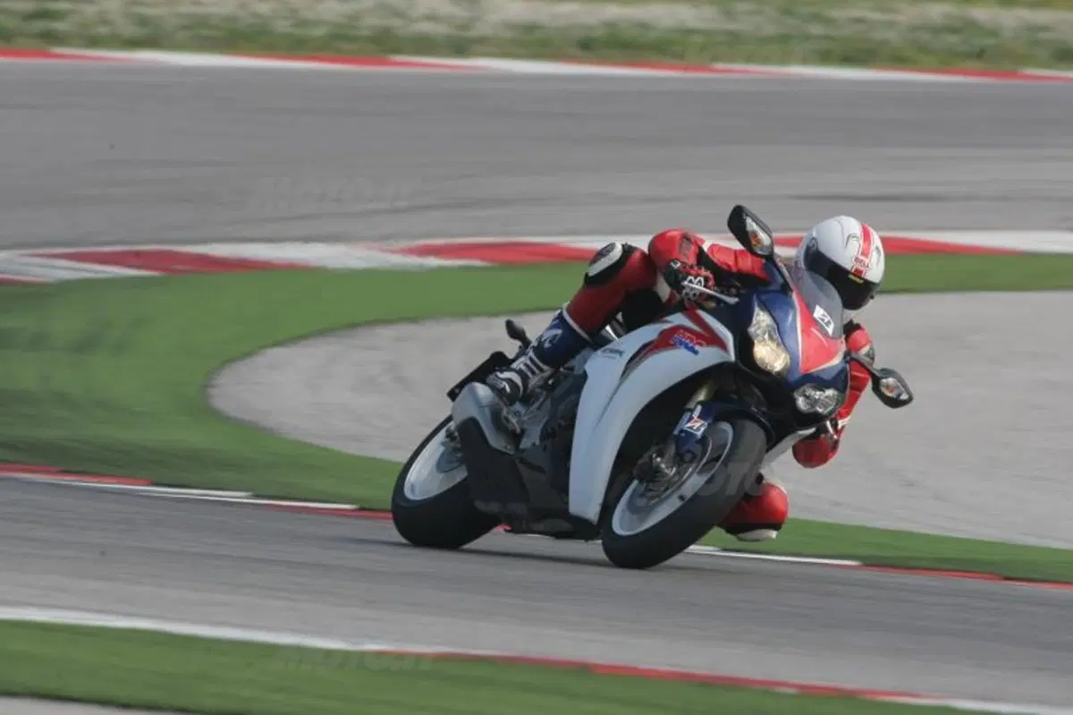 Test: Bridgestone Battlax BT-016 Pro Hypersport e Battlax Racing R10 (15)