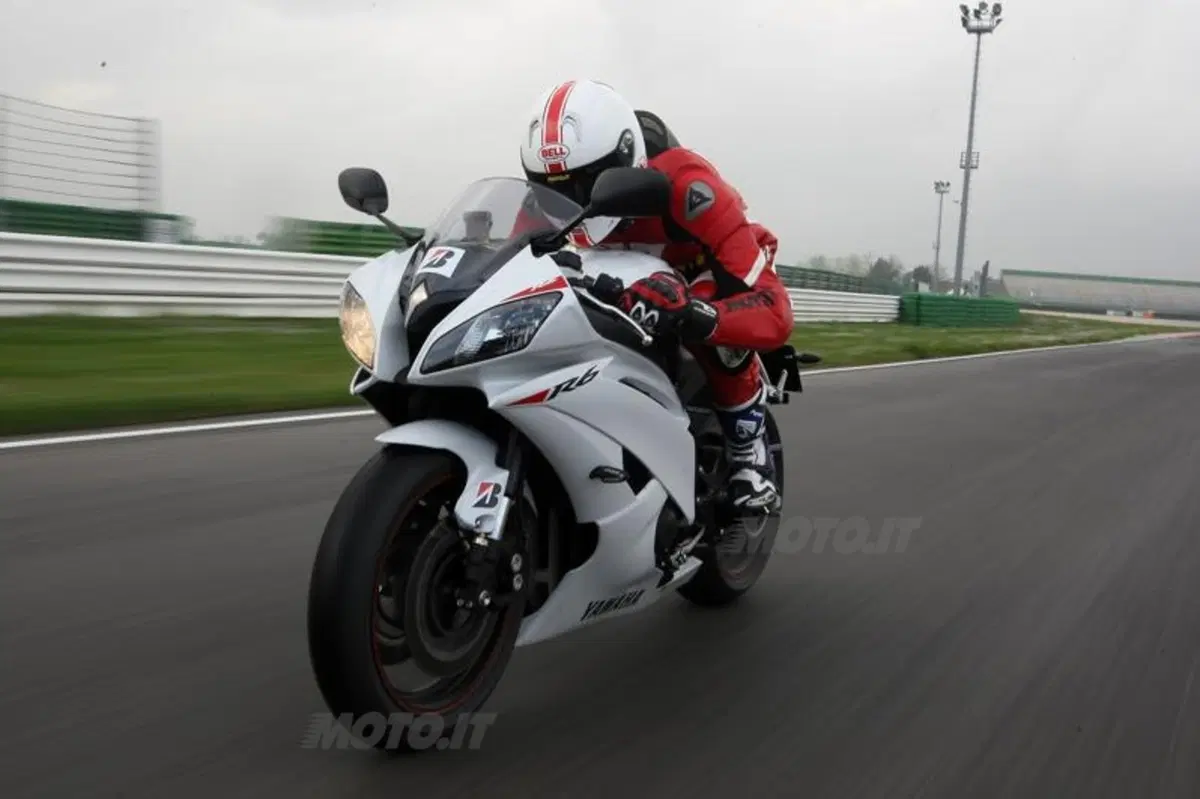 Test: Bridgestone Battlax BT-016 Pro Hypersport e Battlax Racing R10 (16)
