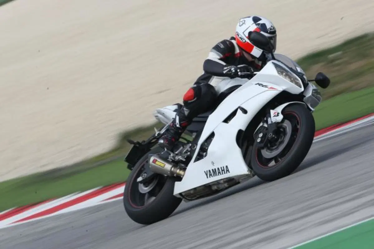 Battlax Racing R10, il nuovo pneumatico da pista Bridgestone  (3)