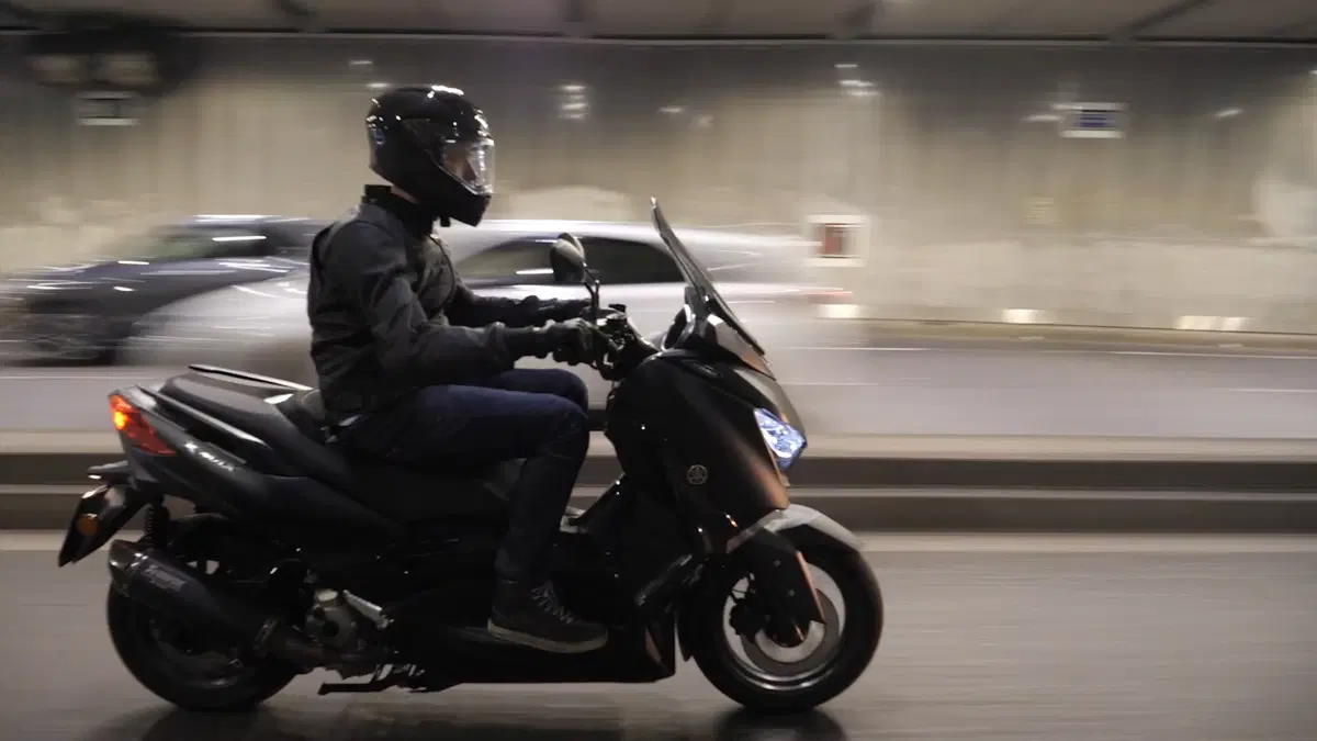 Yamaha XMAX 300 Iron Max Bandertest, la prova interattiva