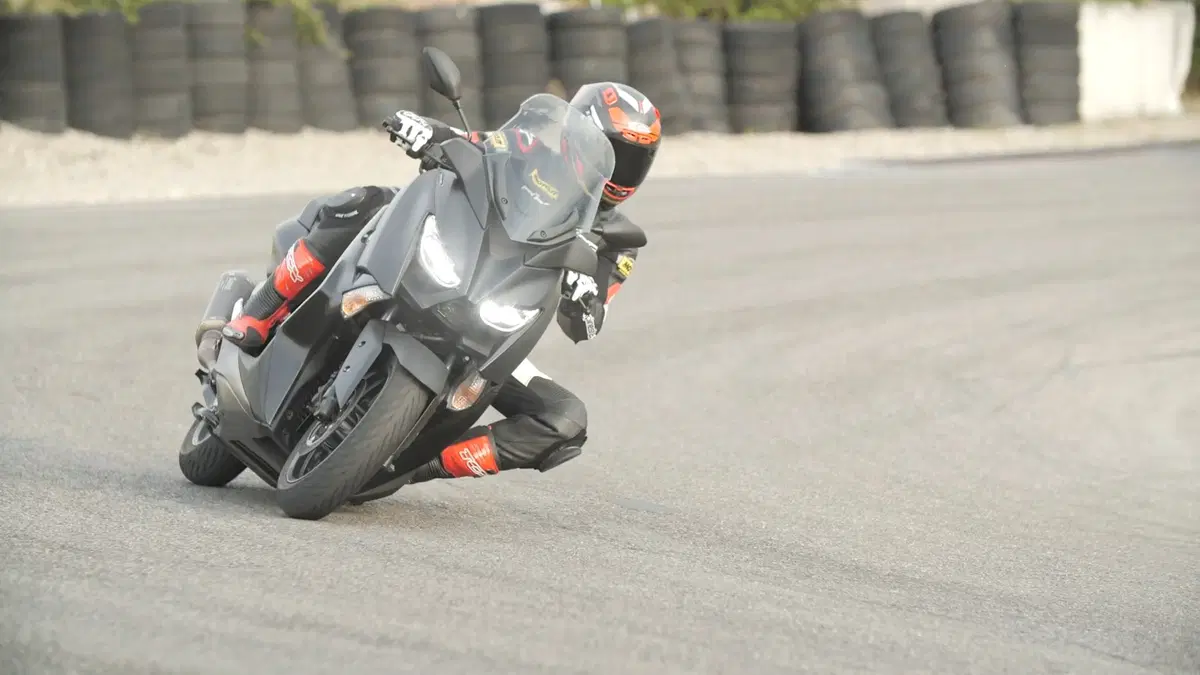 Yamaha XMAX 300 Iron Max Bandertest, la prova interattiva (7)