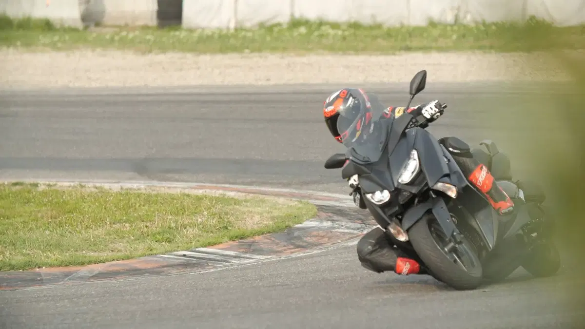 Yamaha XMAX 300 Iron Max Bandertest, la prova interattiva (9)