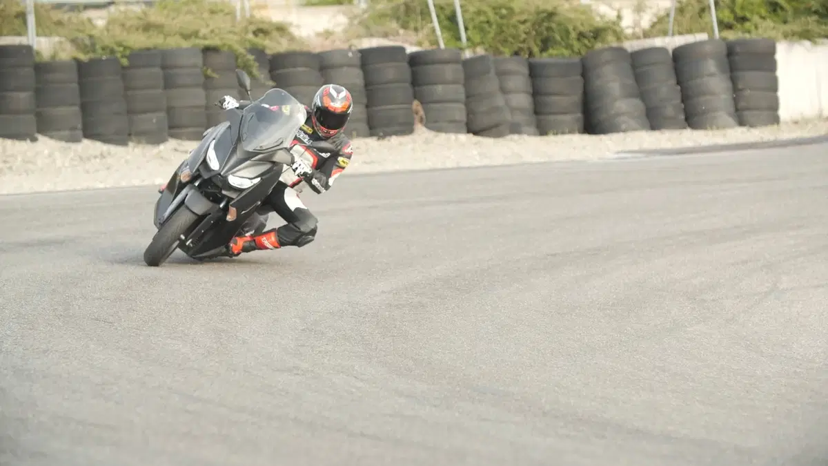 Yamaha XMAX 300 Iron Max Bandertest, la prova interattiva (10)