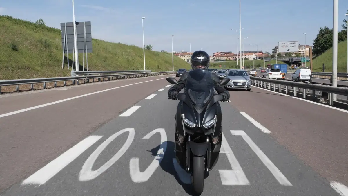 Yamaha XMAX 300 Iron Max Bandertest, la prova interattiva (13)