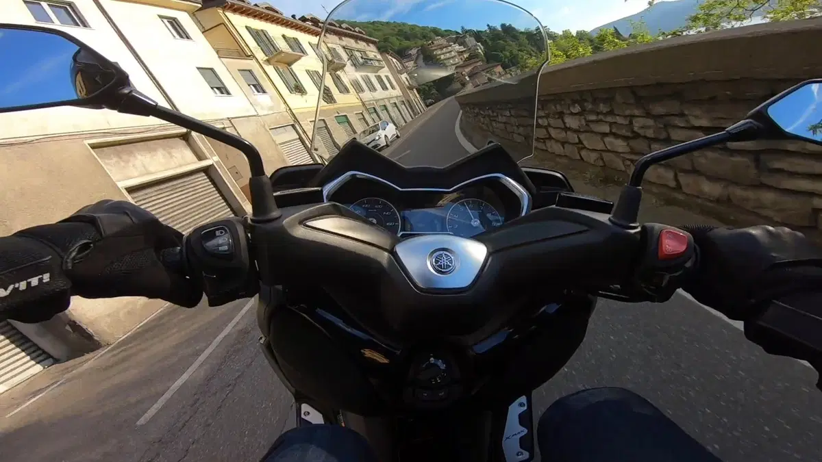 Yamaha XMAX 300 Iron Max Bandertest, la prova interattiva (17)