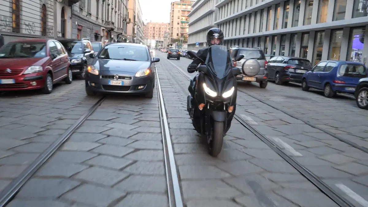Yamaha XMAX 300 Iron Max Bandertest, la prova interattiva (15)