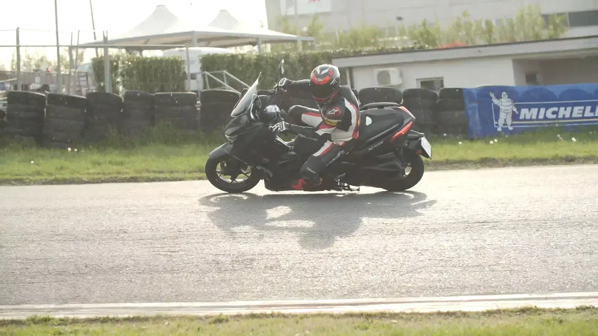 Yamaha XMAX 300 Iron Max Bandertest, la prova interattiva (25)