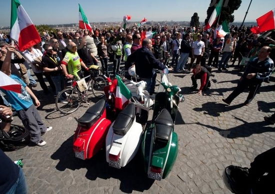 Parata a Roma per i 65 anni di Vespa