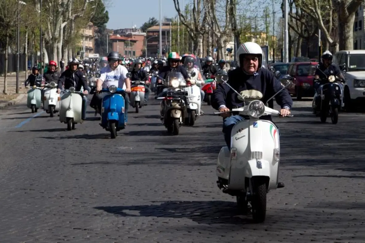 Parata a Roma per i 65 anni di Vespa (2)