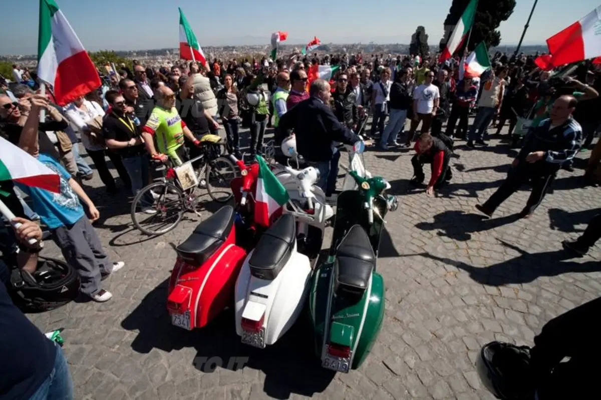 Parata a Roma per i 65 anni di Vespa (3)