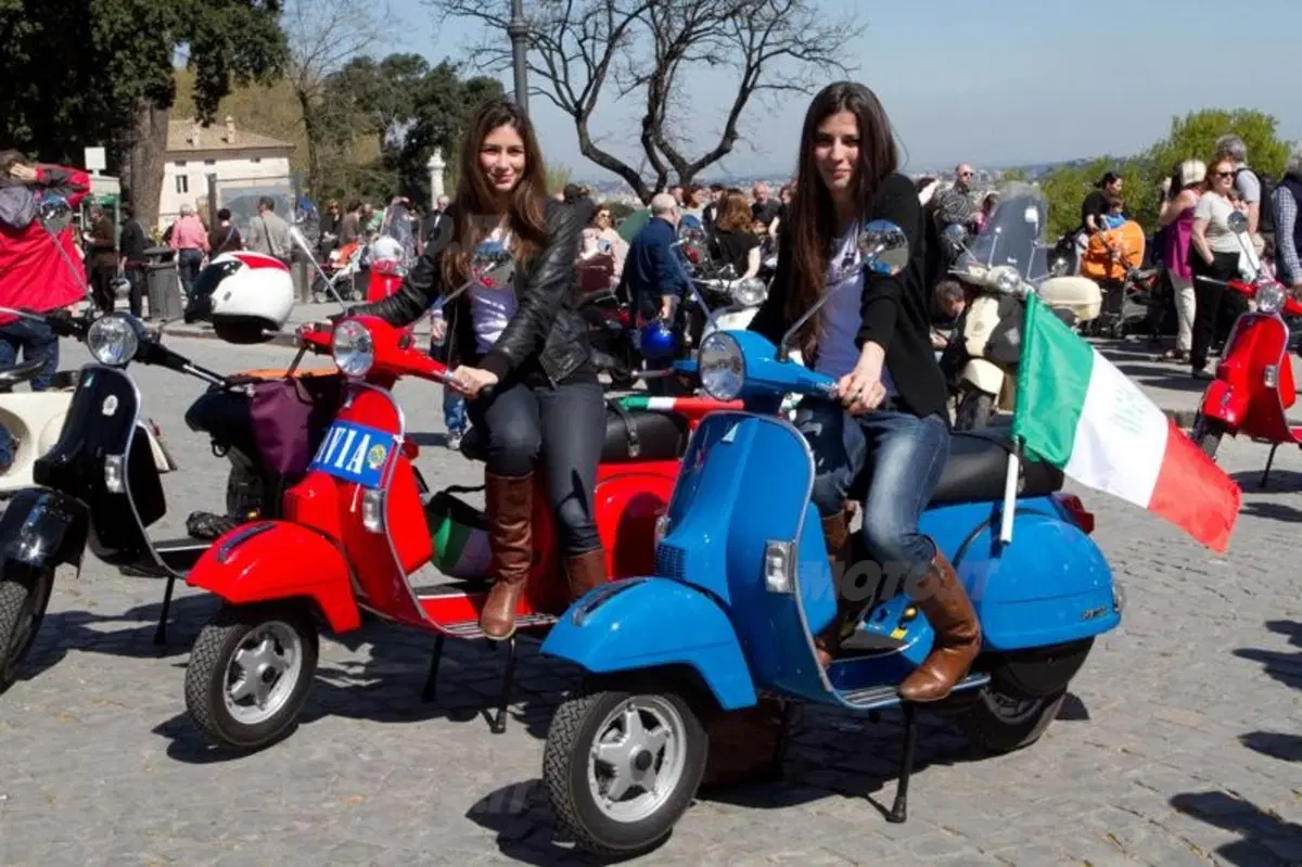 Parata a Roma per i 65 anni di Vespa (4)