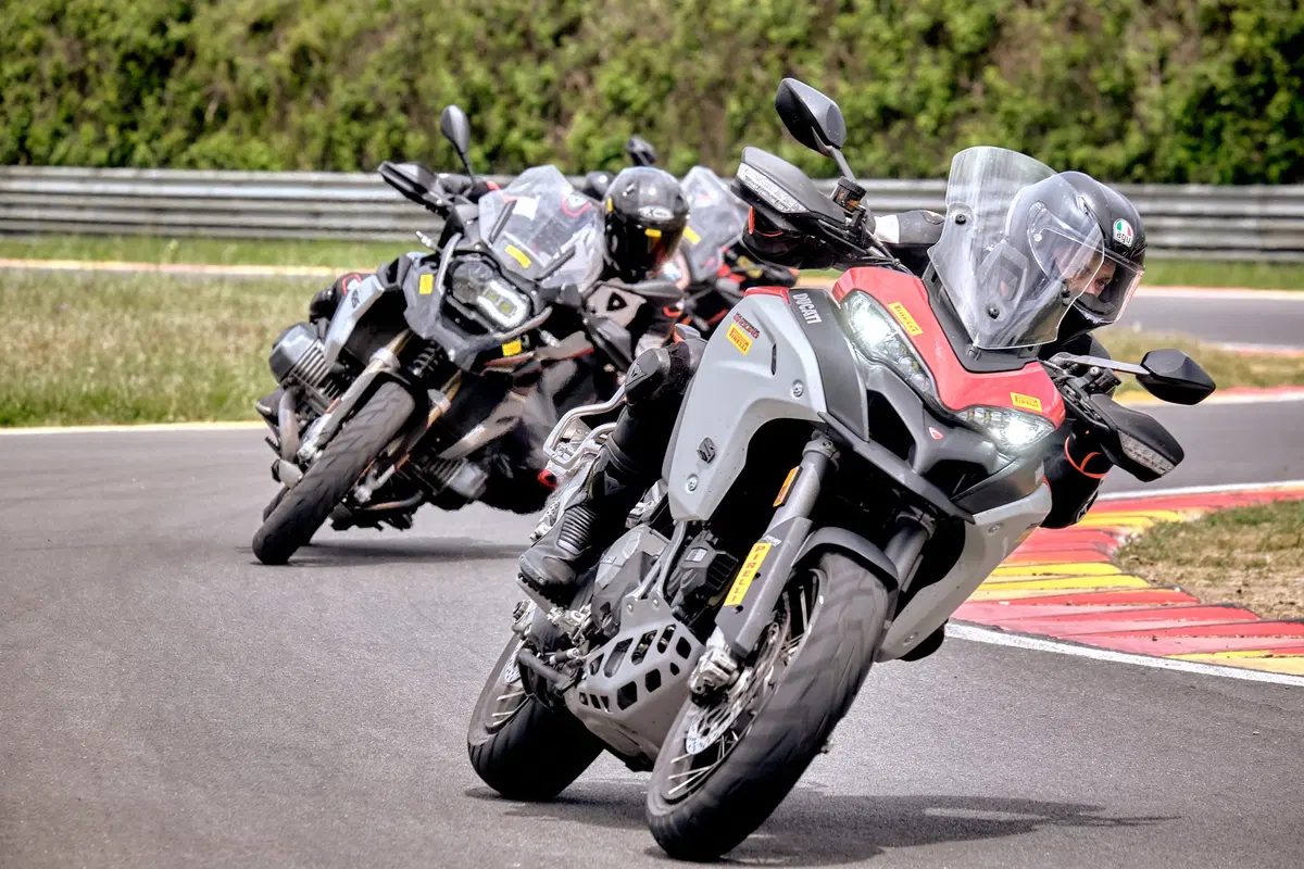 Maxienduro, sfida pazza in pista: a 240 con le maxienduro BMW, Ducati e KTM!