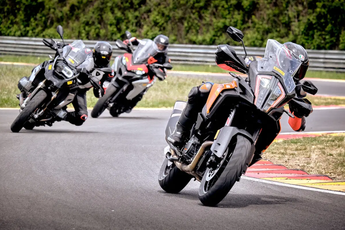 Maxienduro, sfida pazza in pista: a 240 con le maxienduro BMW, Ducati e KTM! (3)