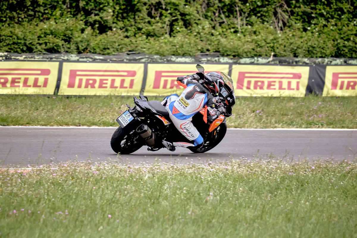 Maxienduro, sfida pazza in pista: a 240 con le maxienduro BMW, Ducati e KTM! (6)