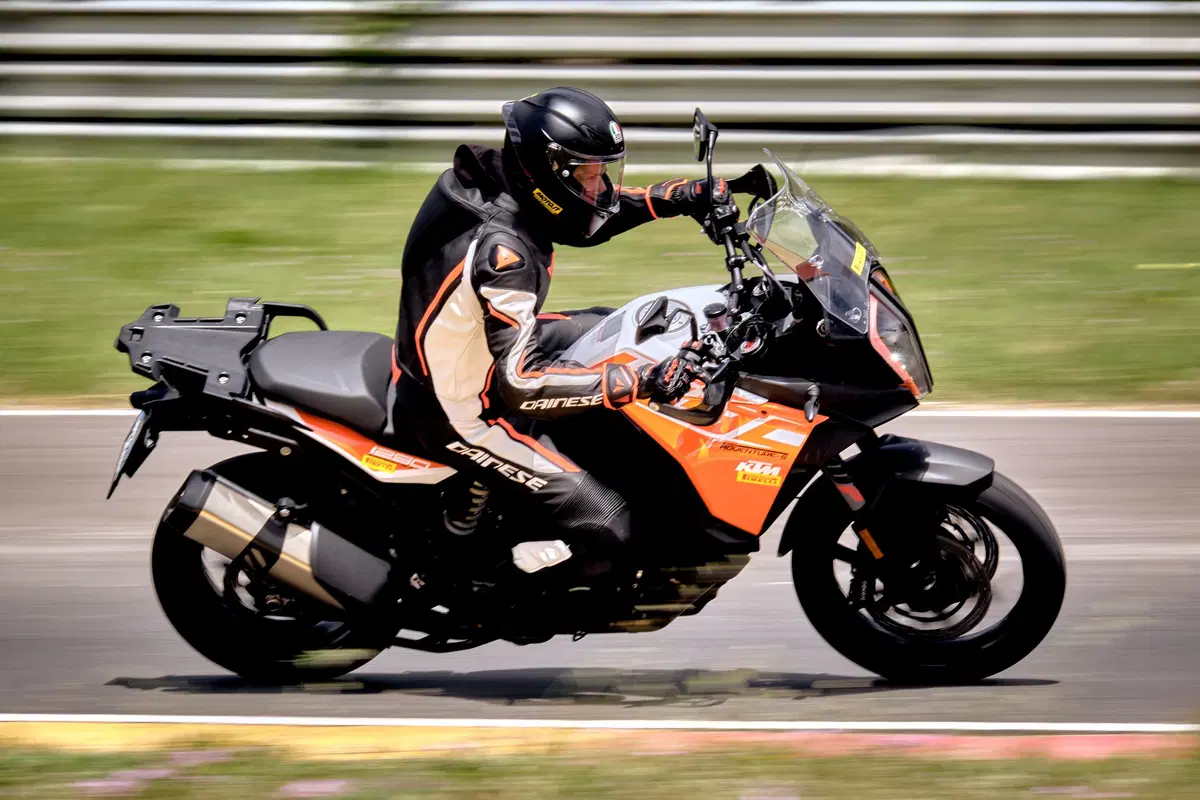 Maxienduro, sfida pazza in pista: a 240 con le maxienduro BMW, Ducati e KTM! (7)