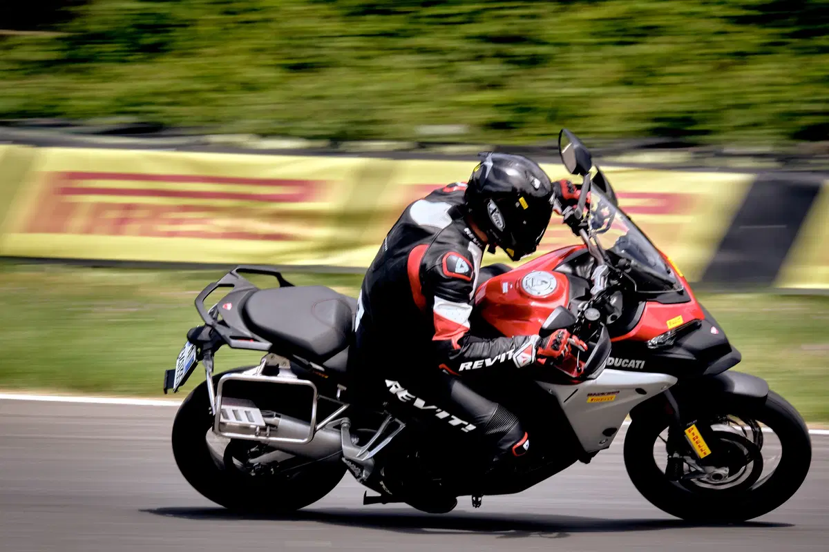 Maxienduro, sfida pazza in pista: a 240 con le maxienduro BMW, Ducati e KTM! (9)