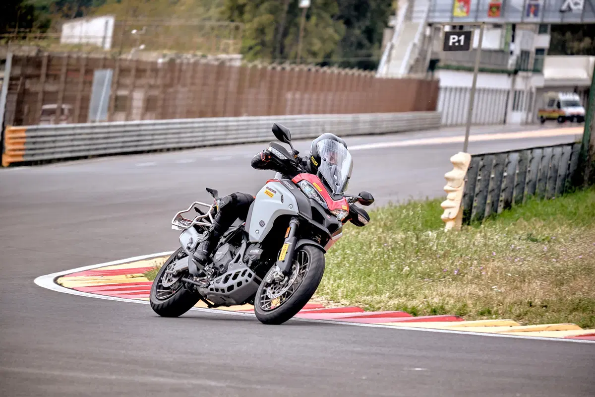 Maxienduro, sfida pazza in pista: a 240 con le maxienduro BMW, Ducati e KTM! (10)