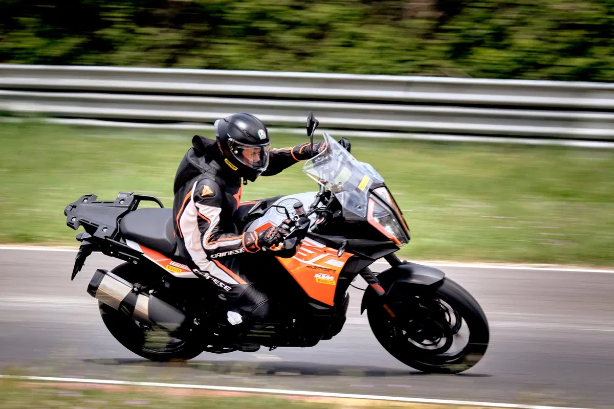Maxienduro, sfida pazza in pista: a 240 con le maxienduro BMW, Ducati e KTM! (11)