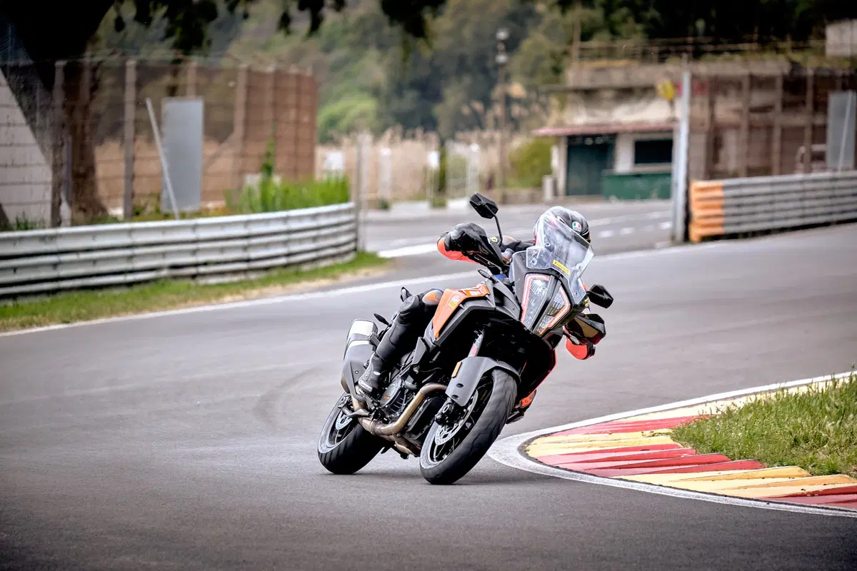 Maxienduro, sfida pazza in pista: a 240 con le maxienduro BMW, Ducati e KTM! (13)