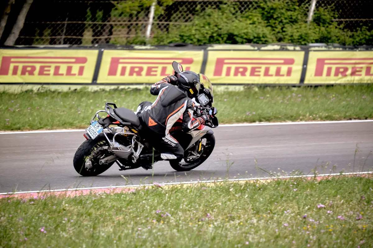Maxienduro, sfida pazza in pista: a 240 con le maxienduro BMW, Ducati e KTM! (14)