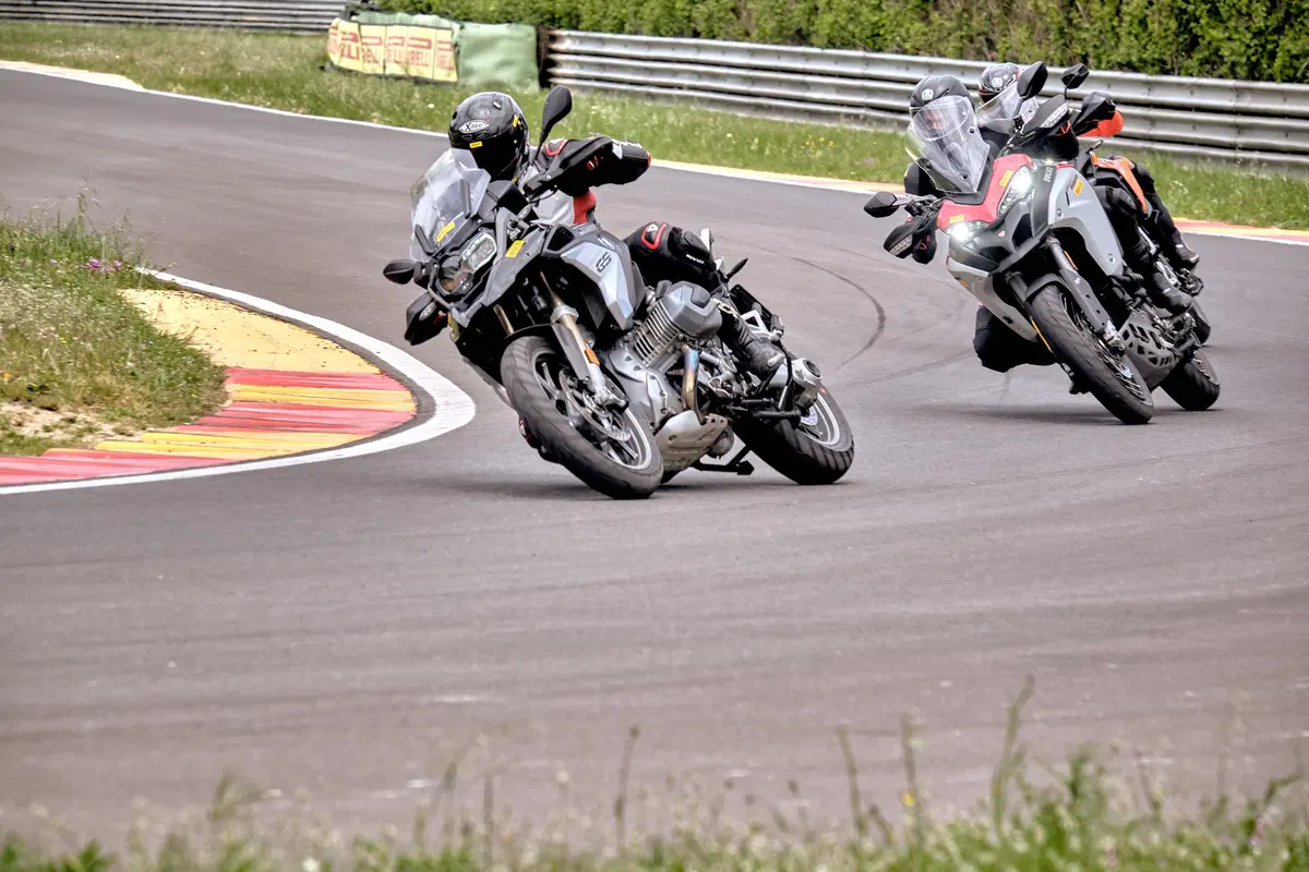 Maxienduro, sfida pazza in pista: a 240 con le maxienduro BMW, Ducati e KTM! (4)
