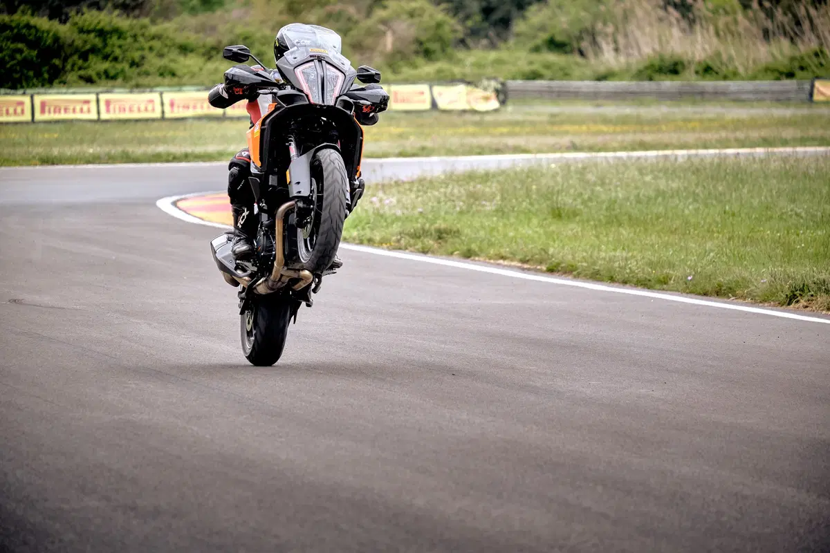 Maxienduro, sfida pazza in pista: a 240 con le maxienduro BMW, Ducati e KTM! (15)