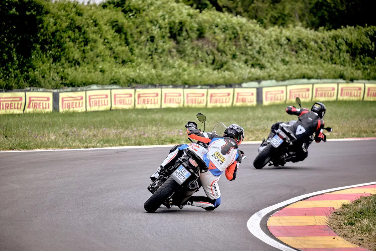 Maxienduro, sfida pazza in pista: a 240 con le maxienduro BMW, Ducati e KTM! (5)