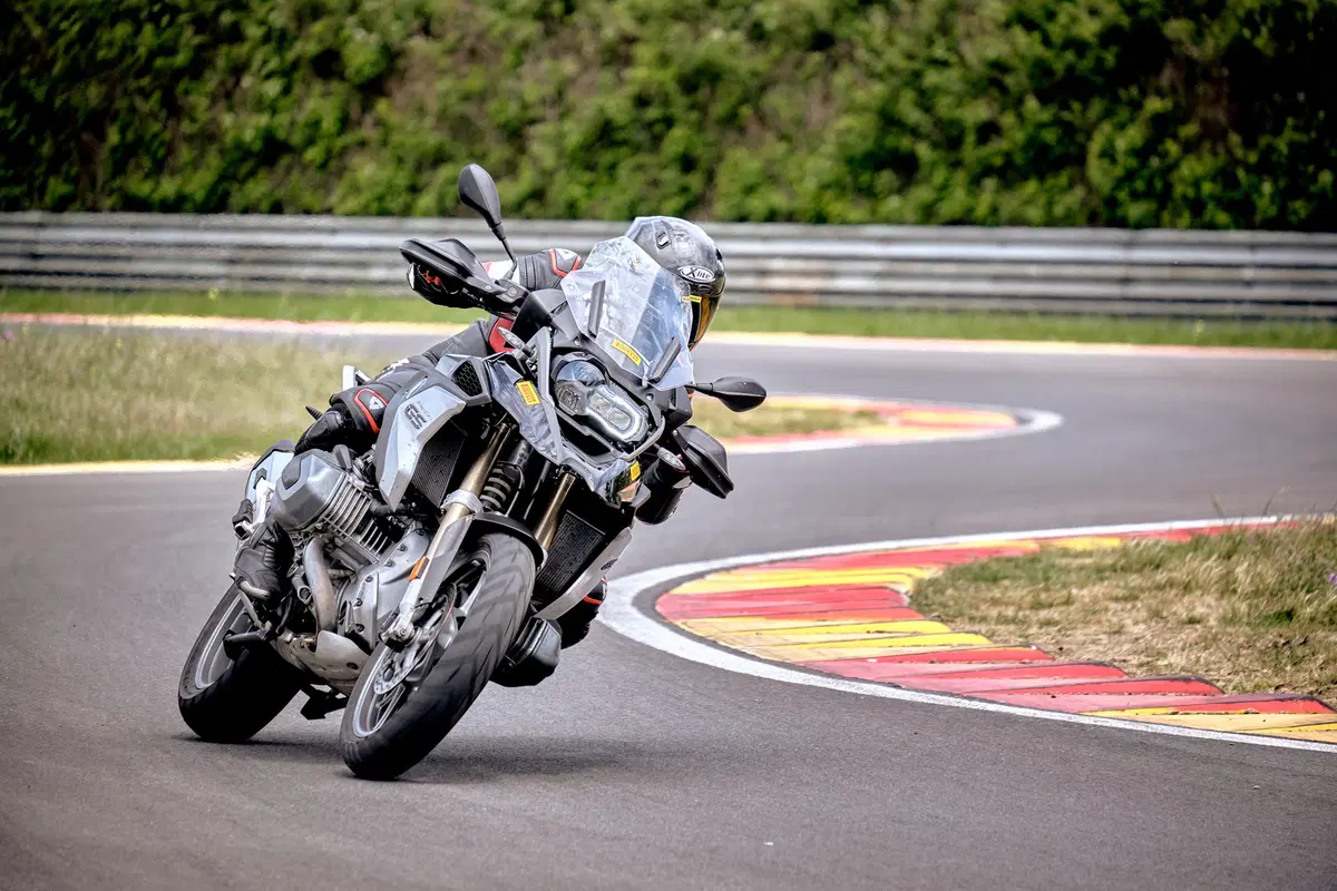 Maxienduro, sfida pazza in pista: a 240 con le maxienduro BMW, Ducati e KTM! (12)