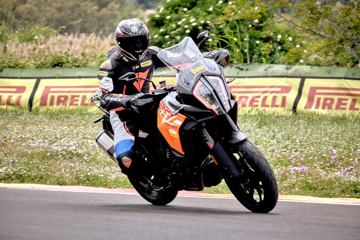 Maxienduro, sfida pazza in pista: a 240 con le maxienduro BMW, Ducati e KTM! (16)