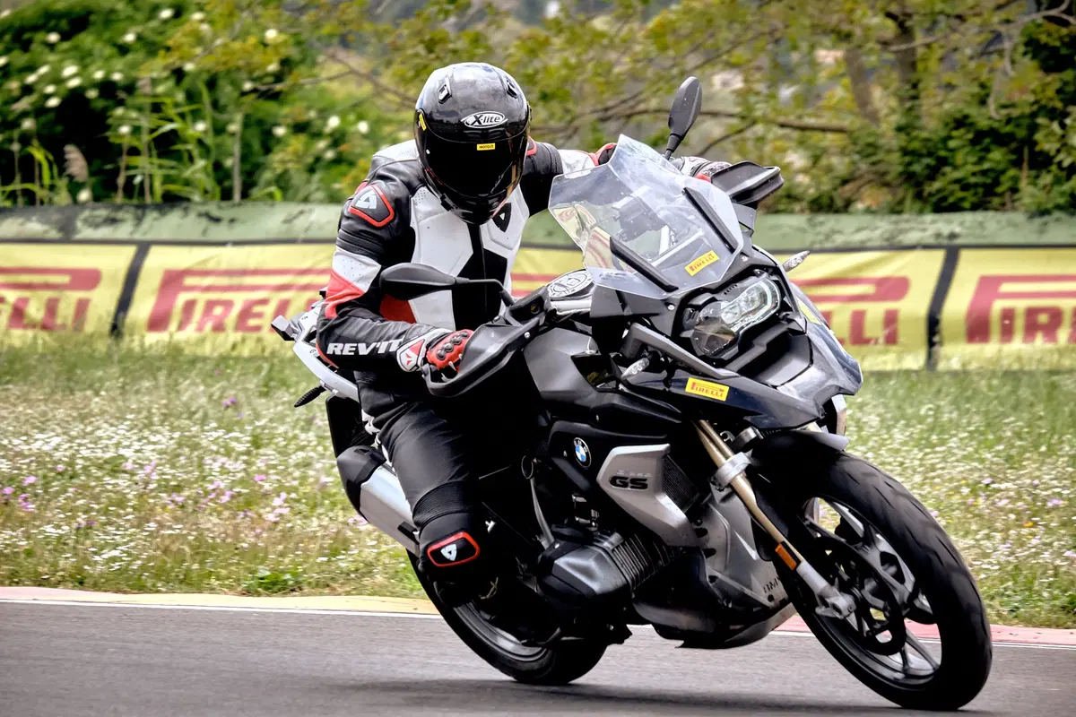 Maxienduro, sfida pazza in pista: a 240 con le maxienduro BMW, Ducati e KTM! (8)