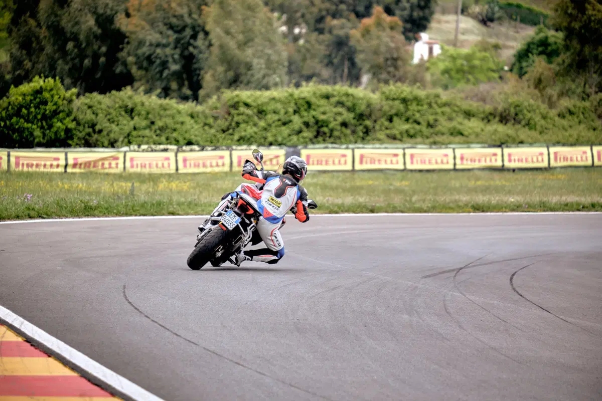 Maxienduro, sfida pazza in pista: a 240 con le maxienduro BMW, Ducati e KTM! (17)