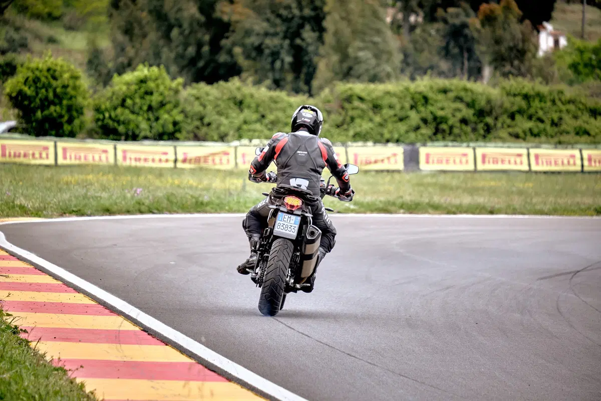 Maxienduro, sfida pazza in pista: a 240 con le maxienduro BMW, Ducati e KTM! (18)