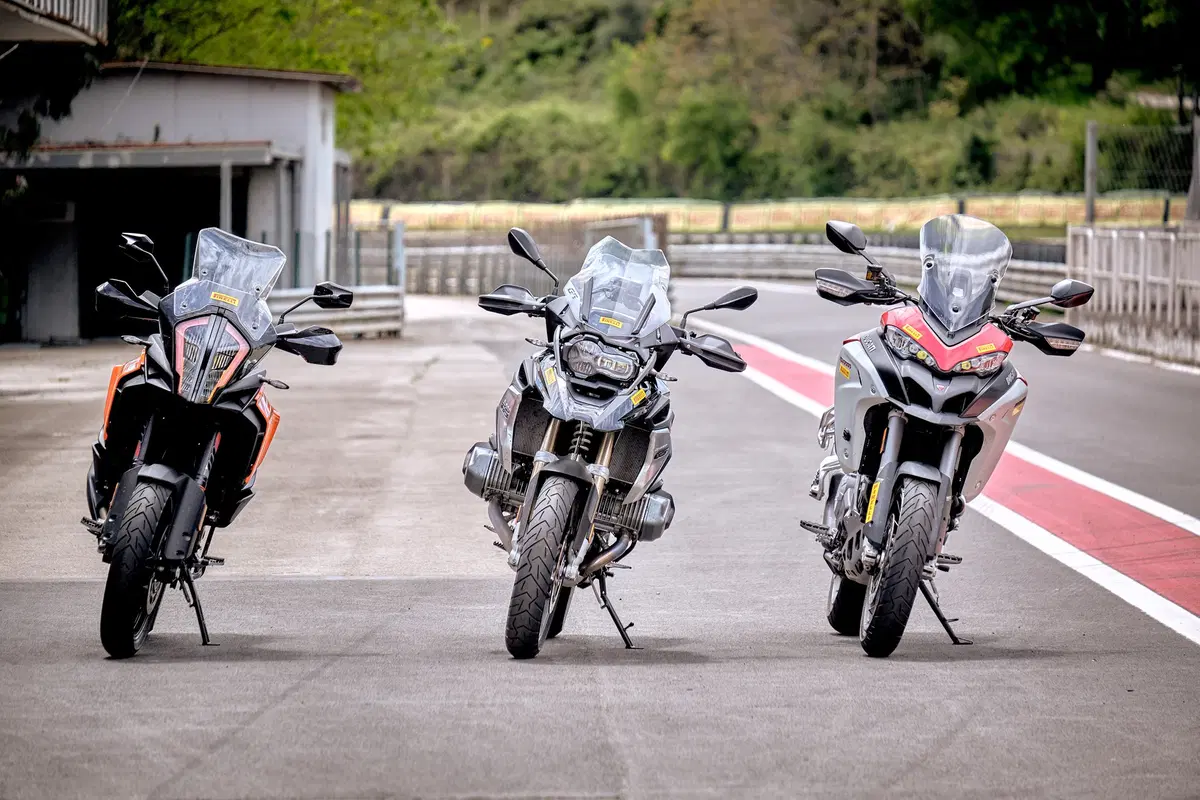 Maxienduro, sfida pazza in pista: a 240 con le maxienduro BMW, Ducati e KTM! (21)