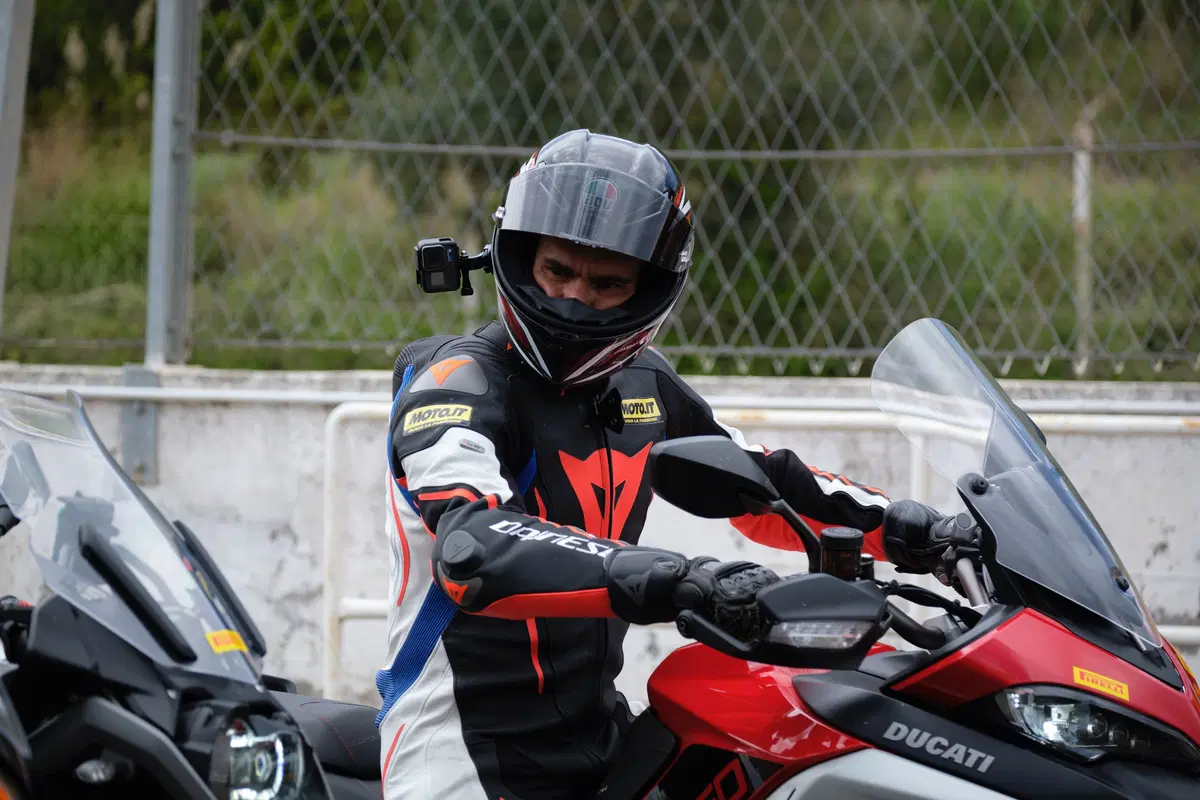Maxienduro, sfida pazza in pista: a 240 con le maxienduro BMW, Ducati e KTM! (24)