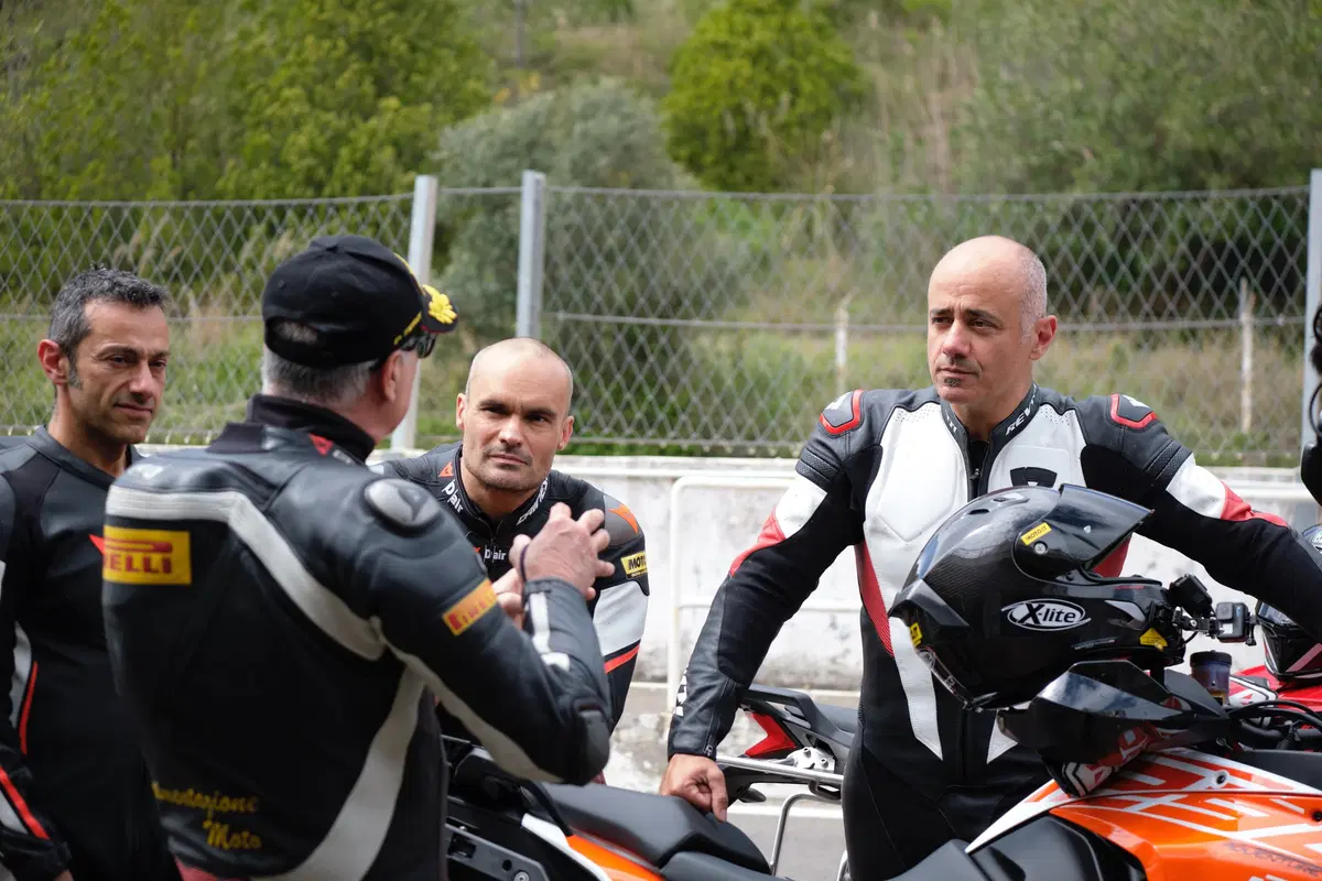 Maxienduro, sfida pazza in pista: a 240 con le maxienduro BMW, Ducati e KTM! (23)