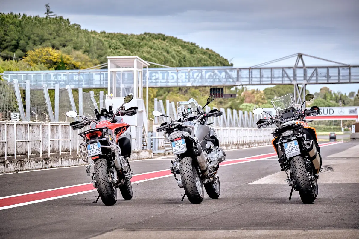 Maxienduro, sfida pazza in pista: a 240 con le maxienduro BMW, Ducati e KTM! (20)