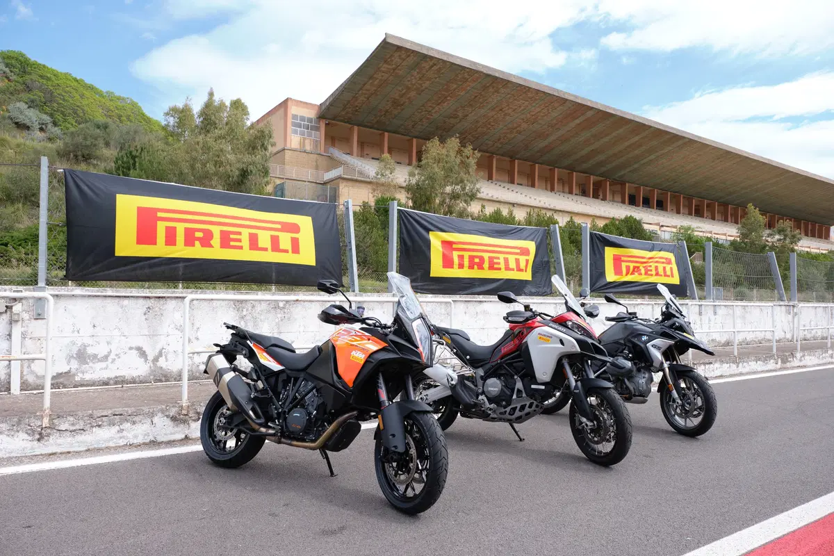 Maxienduro, sfida pazza in pista: a 240 con le maxienduro BMW, Ducati e KTM! (19)