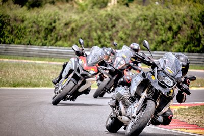 Maxienduro, sfida in pista: a 240 km/h con le maxienduro BMW, Ducati e KTM!