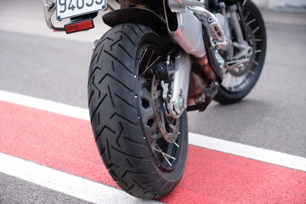 Maxienduro, sfida pazza in pista: a 240 con le maxienduro BMW, Ducati e KTM! (26)