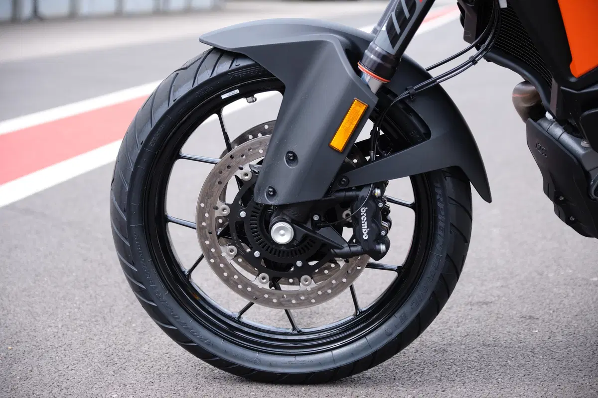 Maxienduro, sfida pazza in pista: a 240 con le maxienduro BMW, Ducati e KTM! (27)
